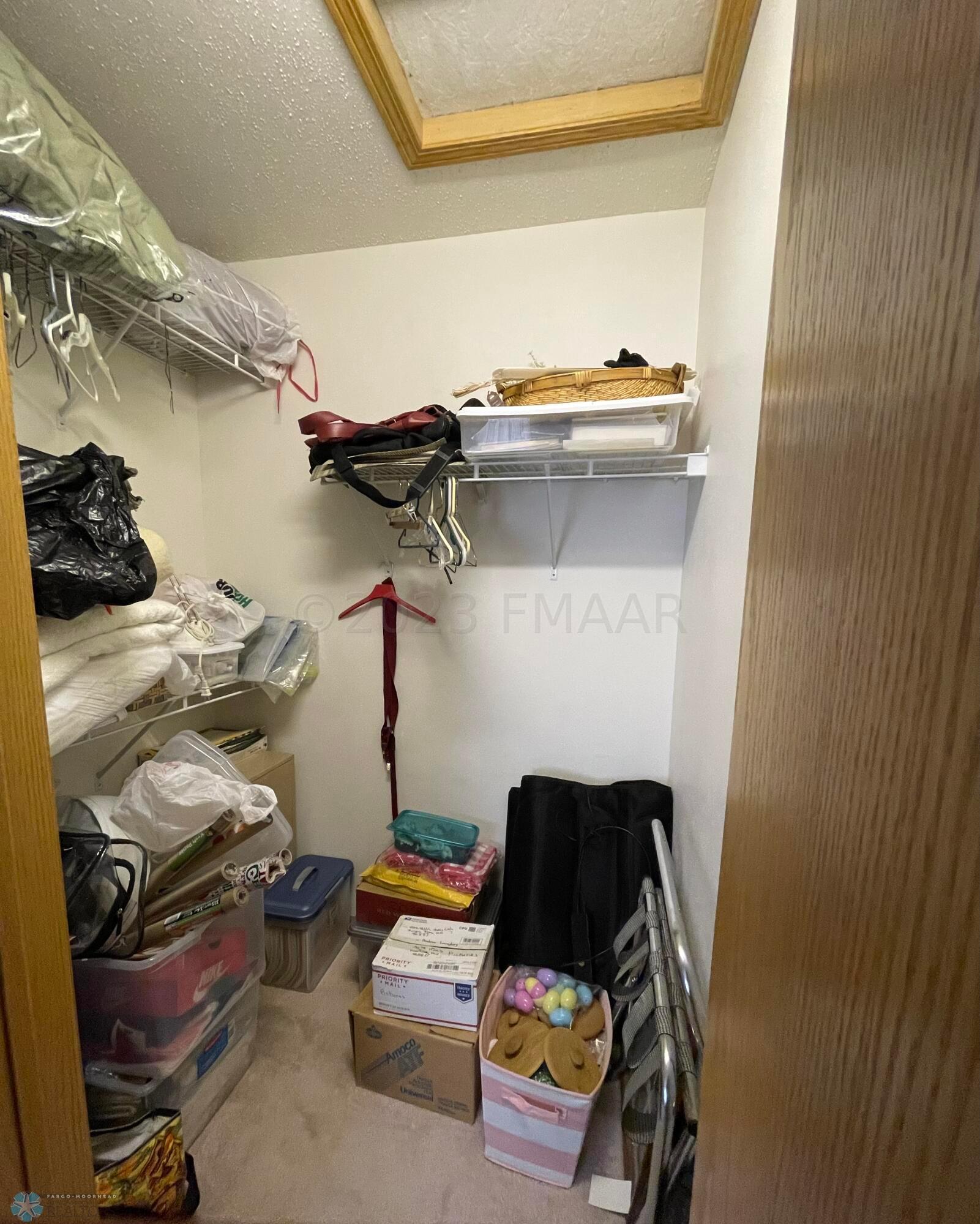 BED 2 CLOSET