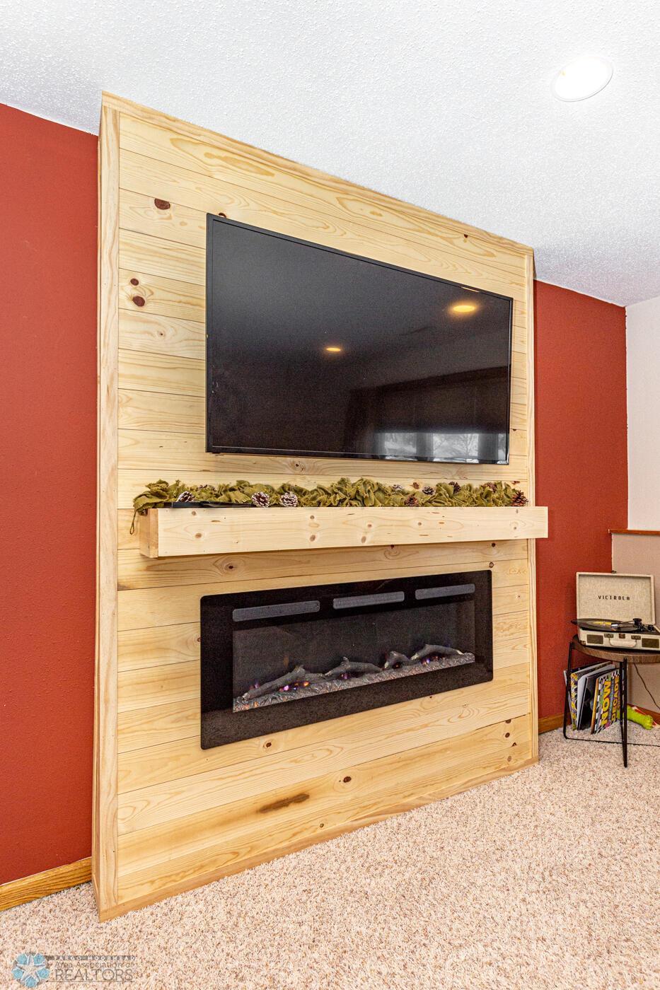 TV/Fireplace