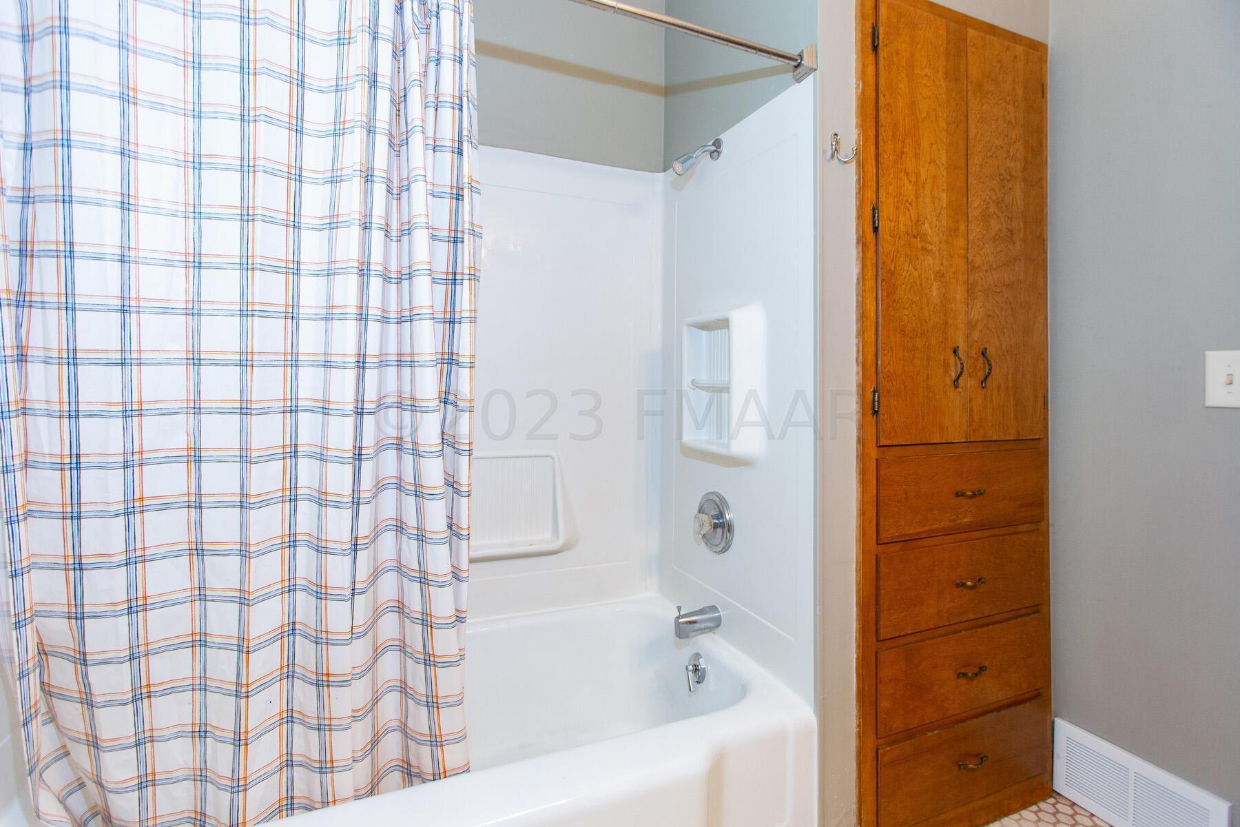 Bathroom (Main floor)