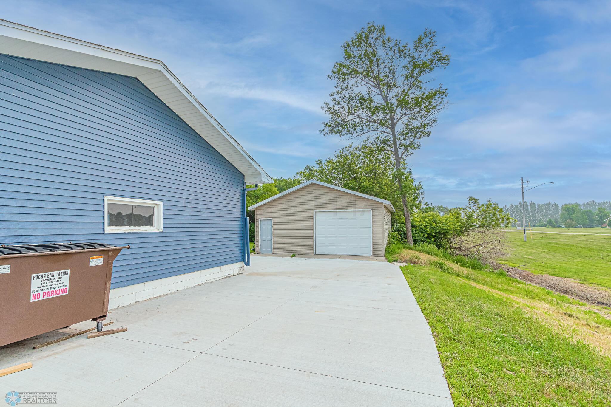 Sidetached garage
