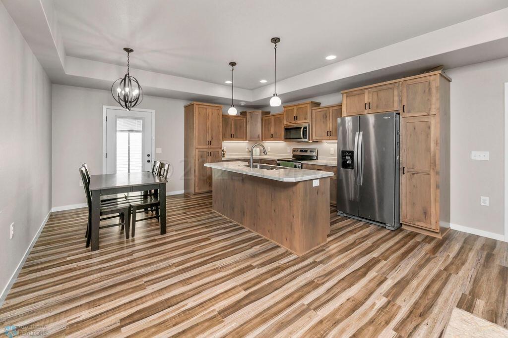 Kitchen & Dining