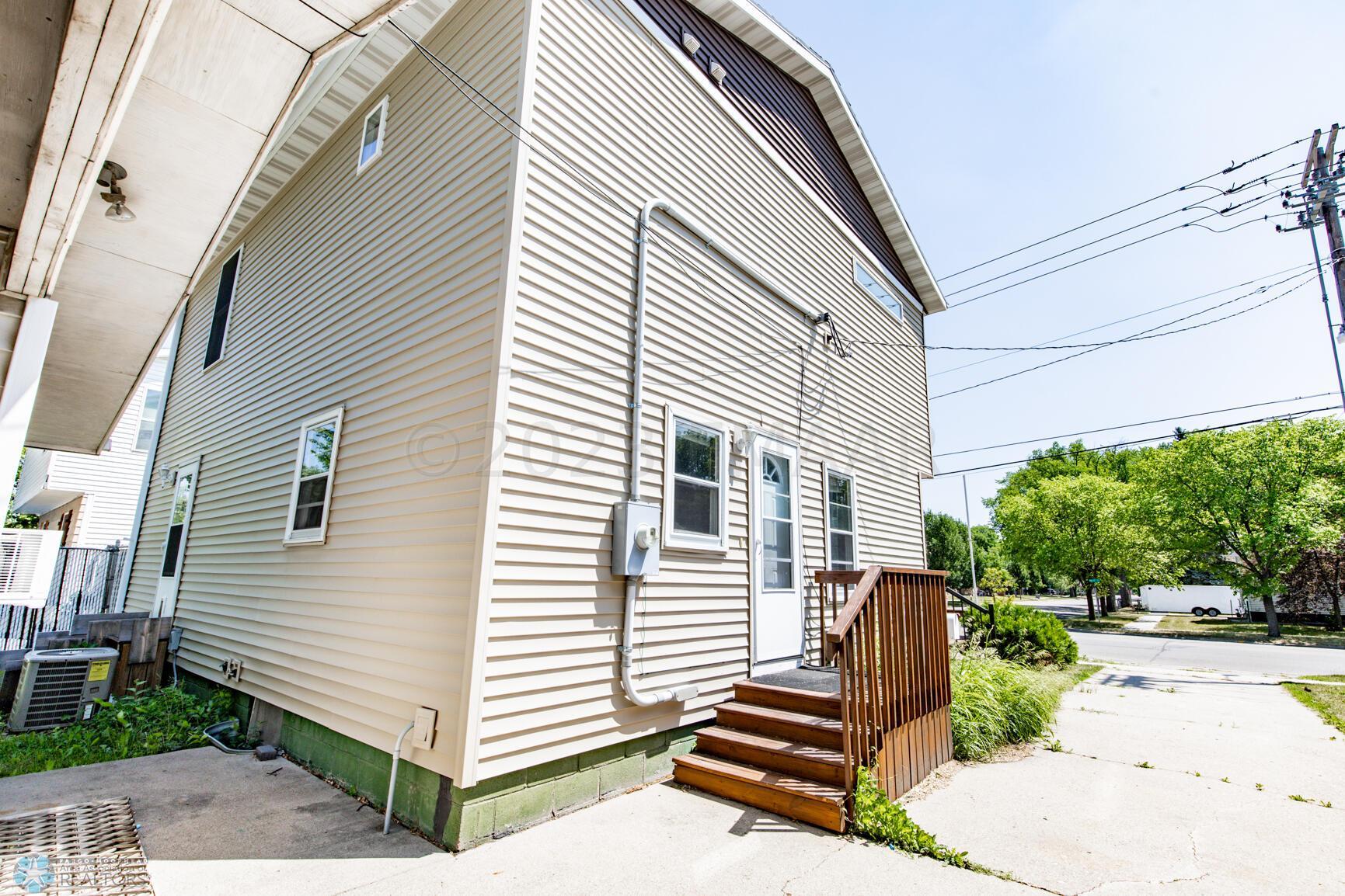 Side Exterior/Driveway