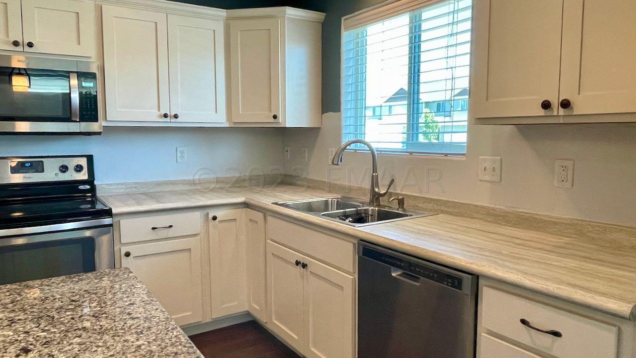 (7) Kitchen
