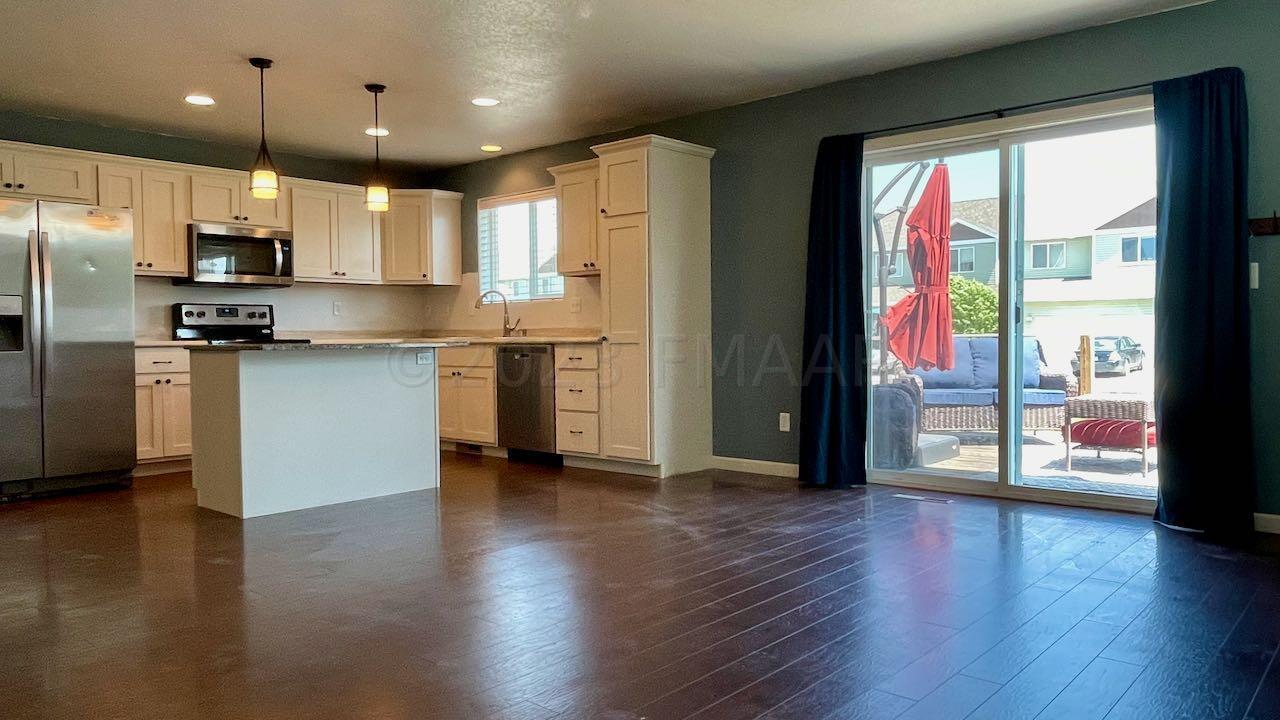 (8) Living Room-Kitchen