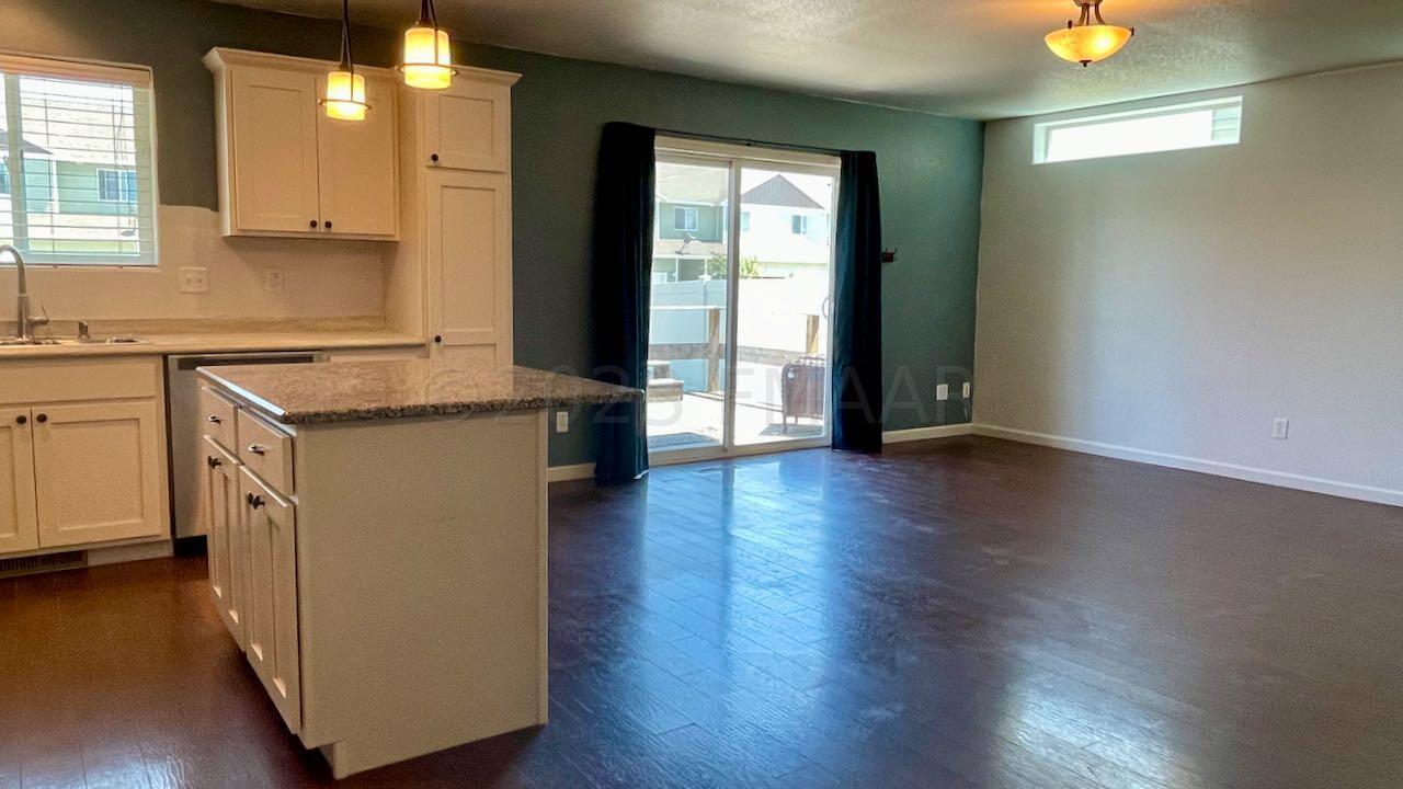 (9) Living Room-Kitchen