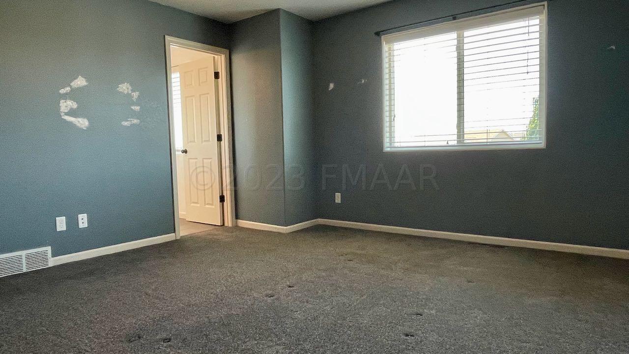 (15) Master Bedroom