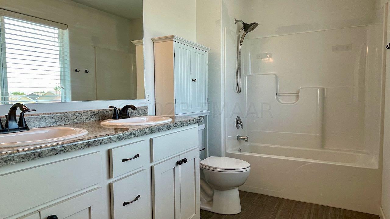 (16) Master Bath