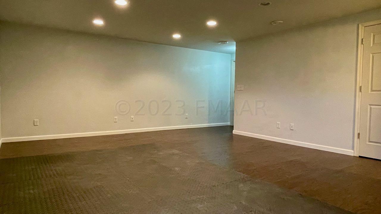 (27) Family Room