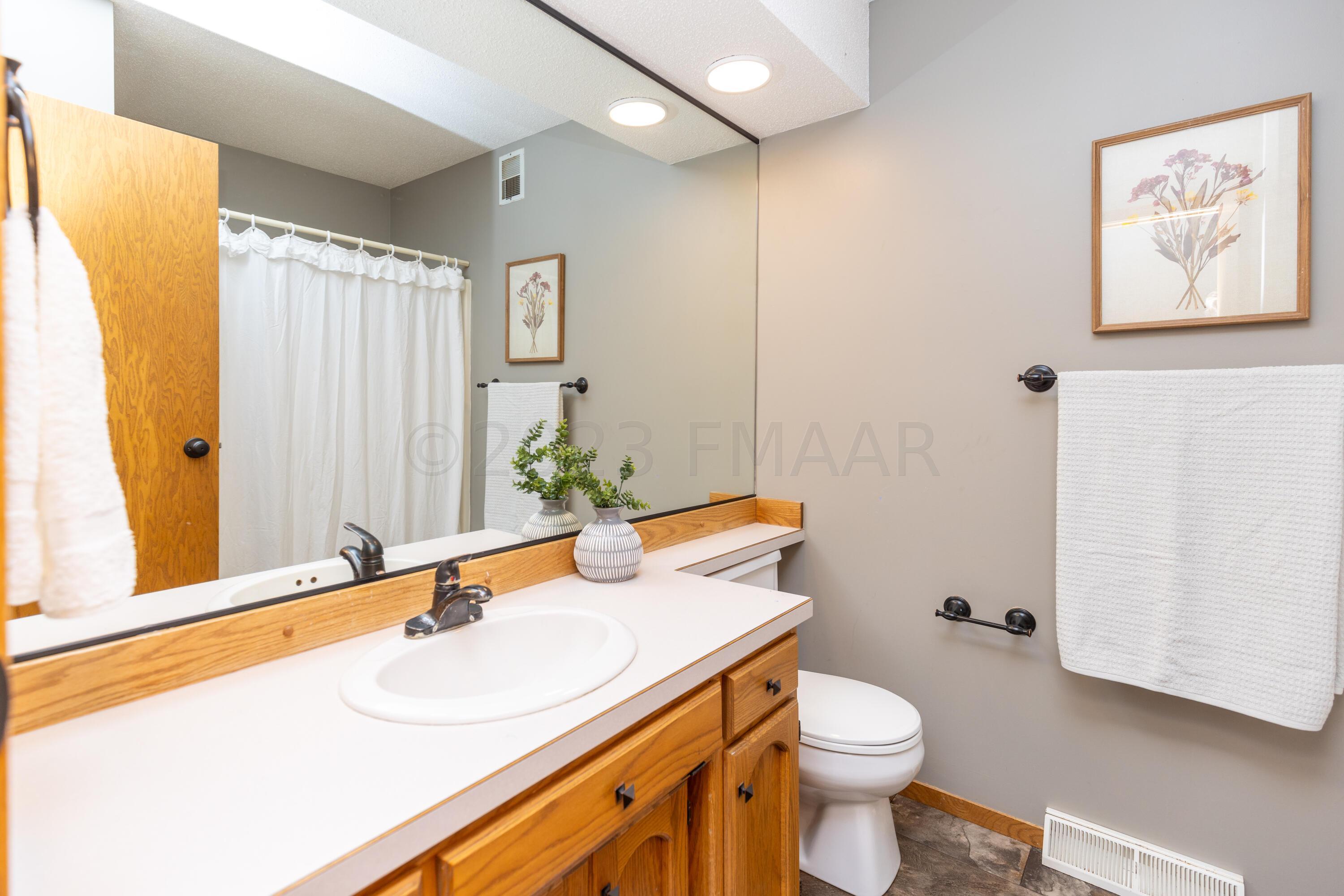 2nd bath-upper level
