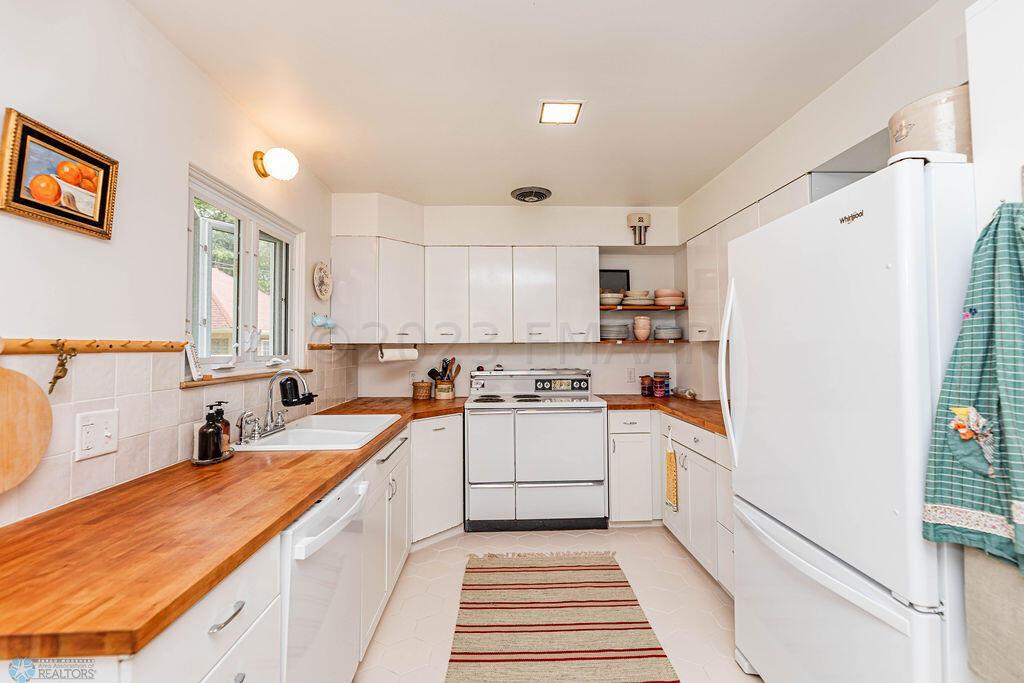 Cute Retro Kitchen 50's Metal Cabinets