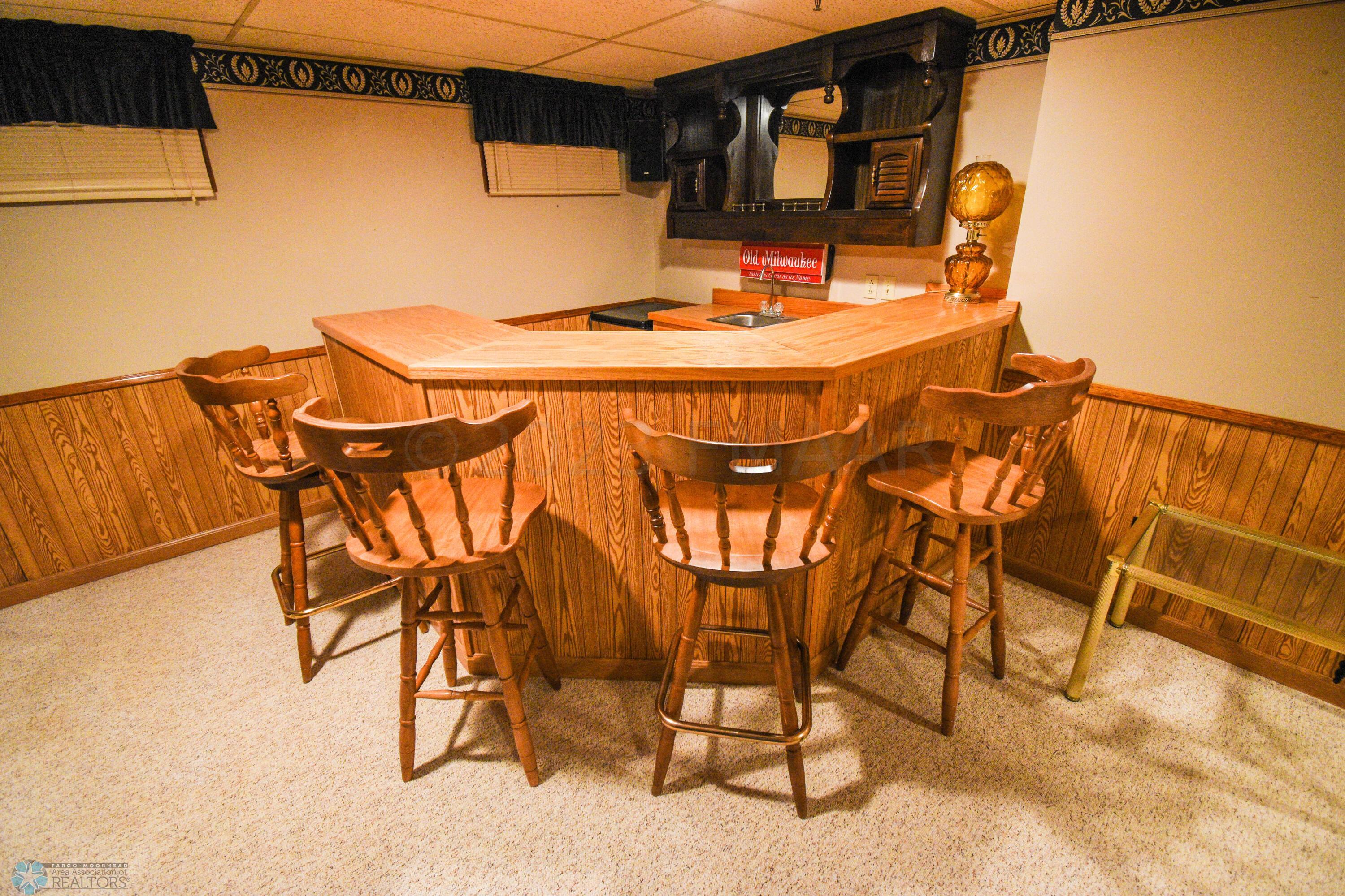 Lower wet bar