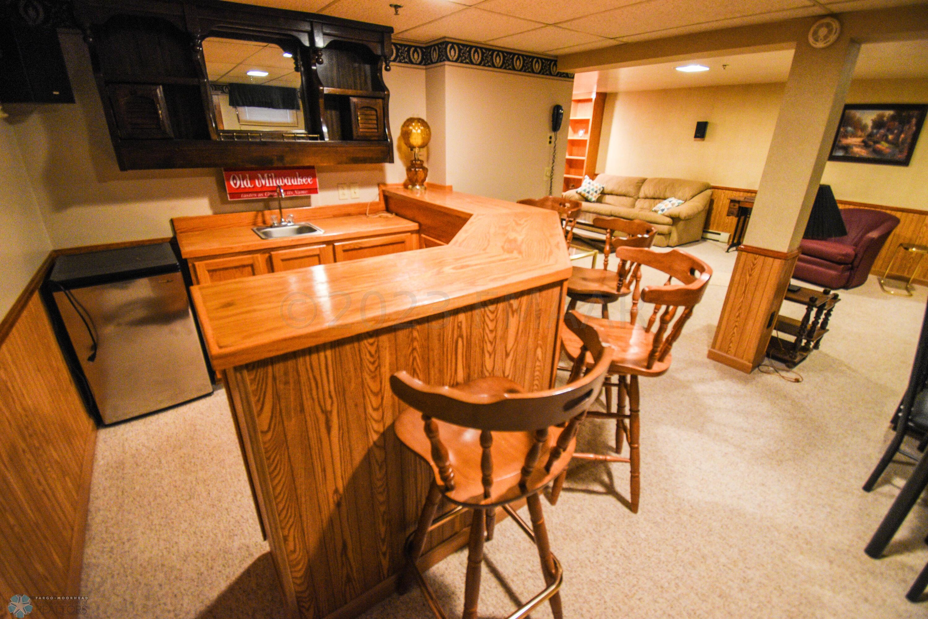 Lower wet bar
