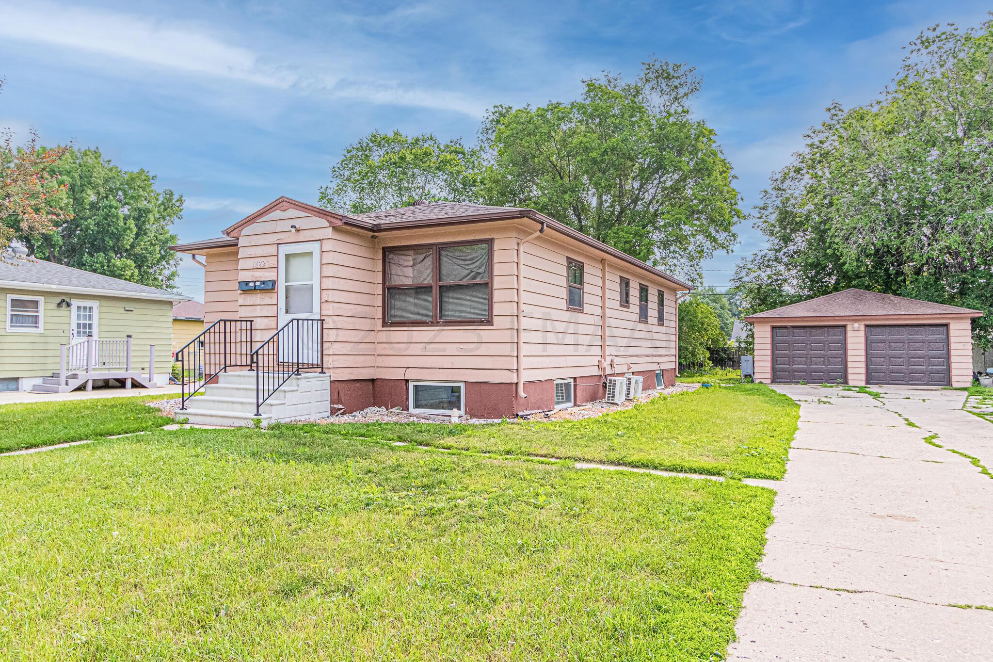 1422-1424 15 Street S, Fargo, ND 58103-1