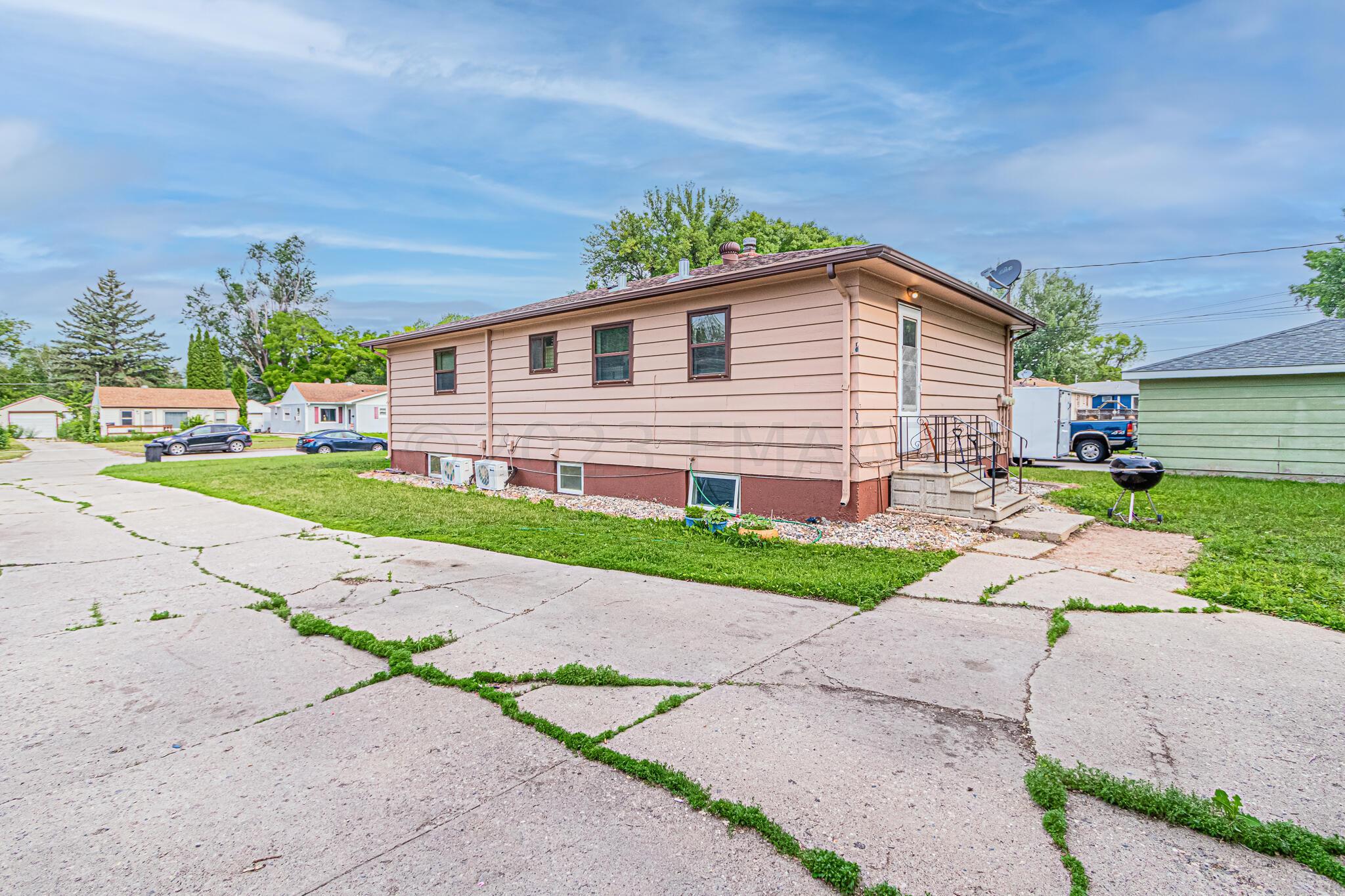 1422-1424 15 Street S, Fargo, ND 58103-1