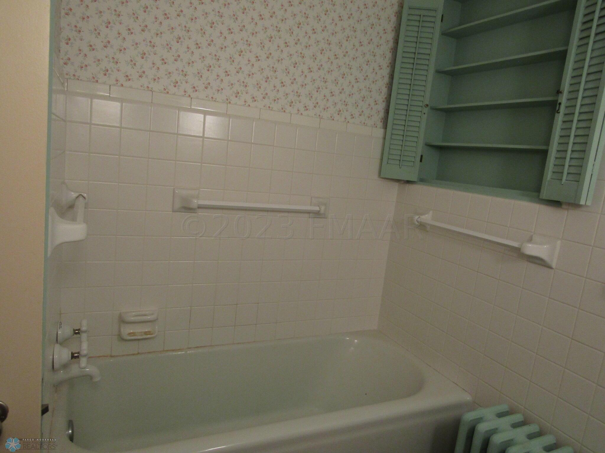 Upper bath tub