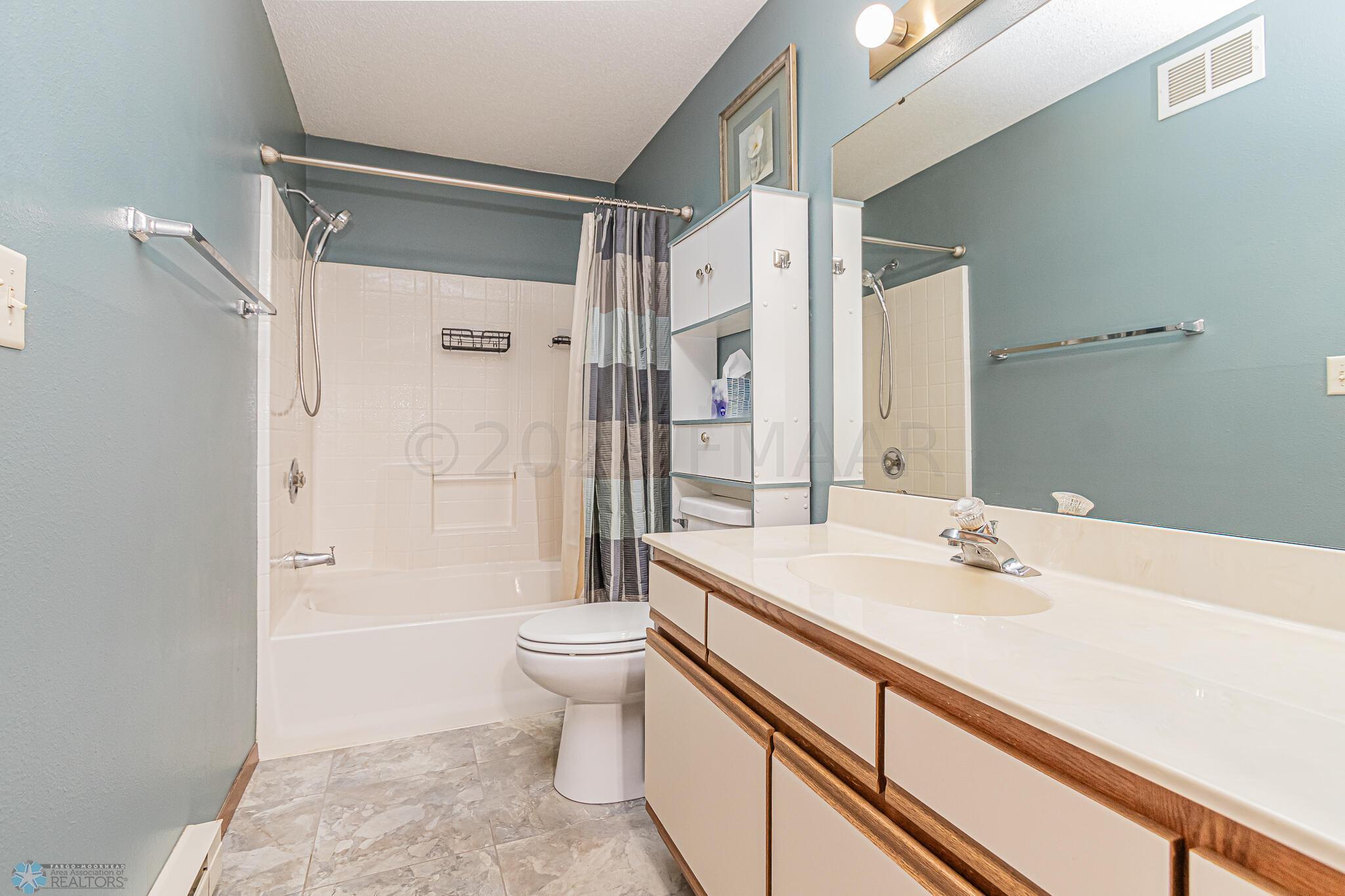 2722 32nd St S, Moorhead, MN 56560-09 -