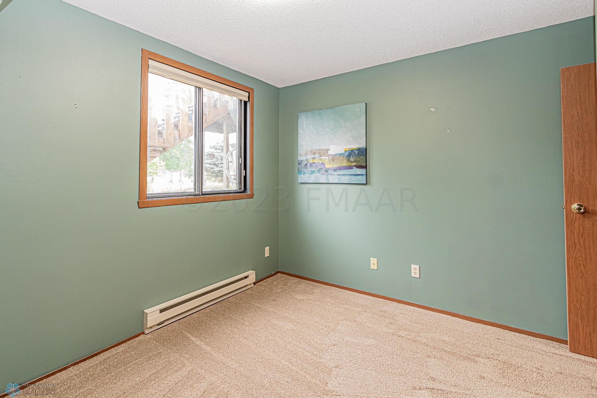 2722 32nd St S, Moorhead, MN 56560-19 -