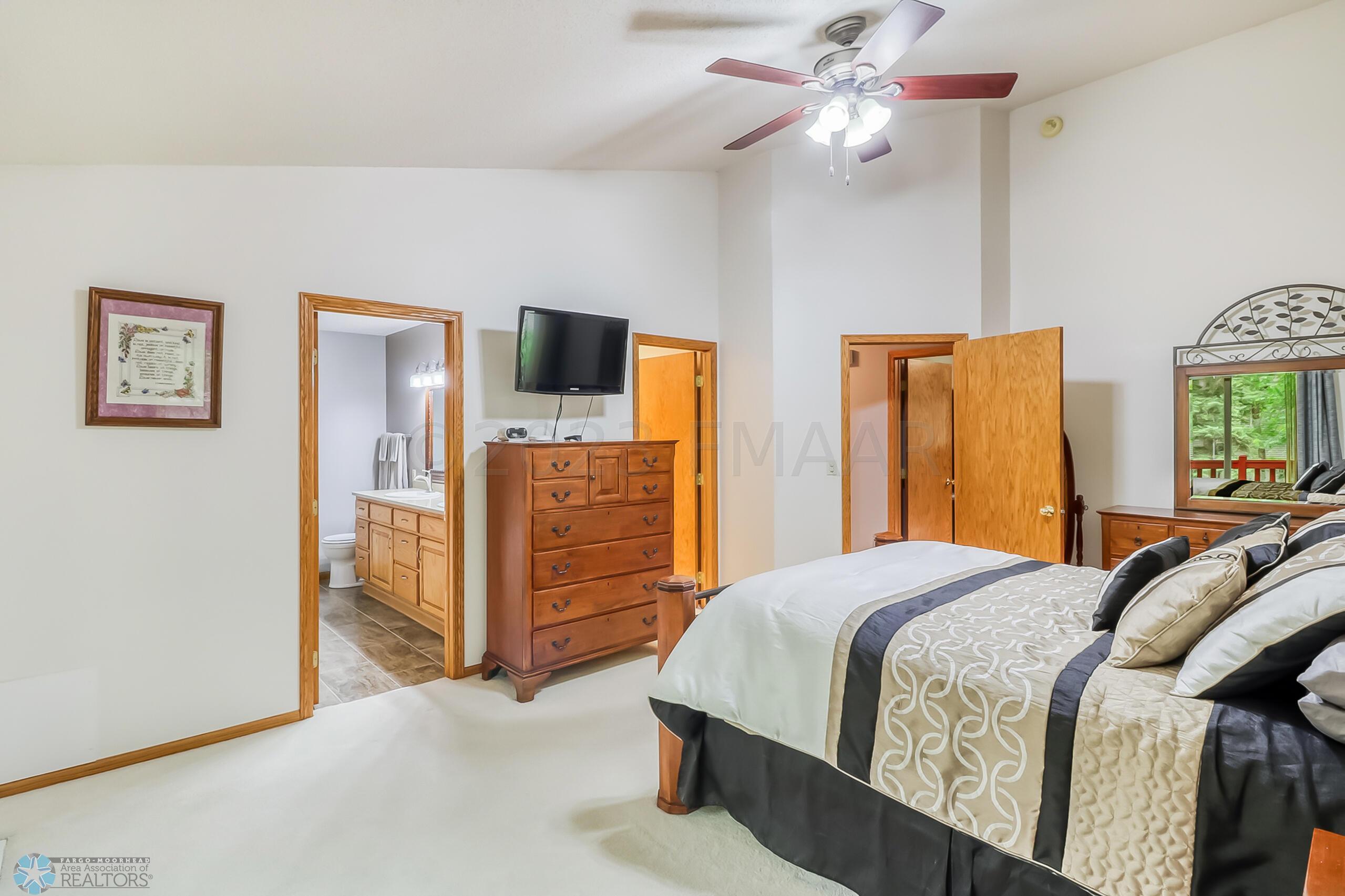 Primary Bedroom1_3
