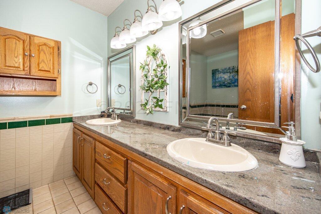 3128 Village Green Dr E Loop