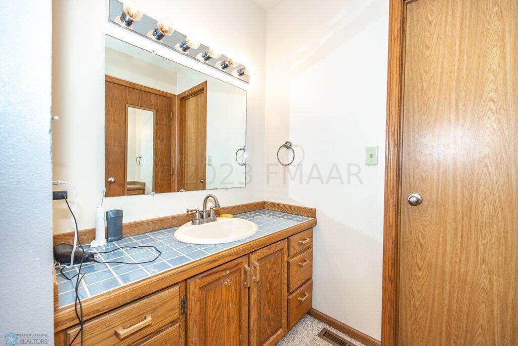 3128 Village Green Dr E Loop
