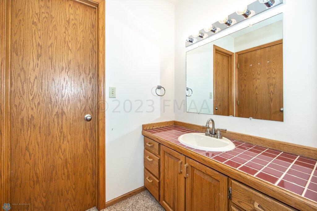 3128 Village Green Dr E Loop