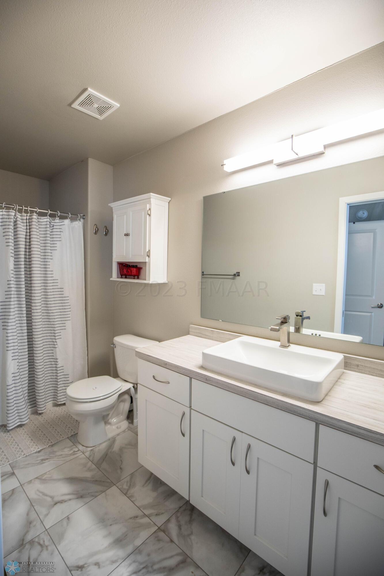 Attached Bathroom (3/4)