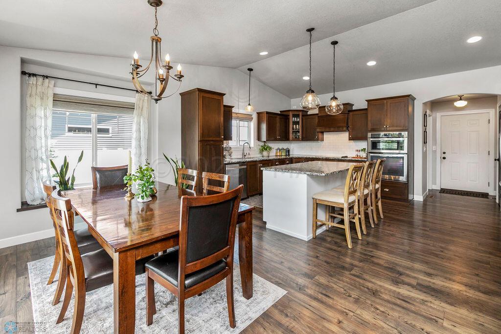 Kitchen & Dining