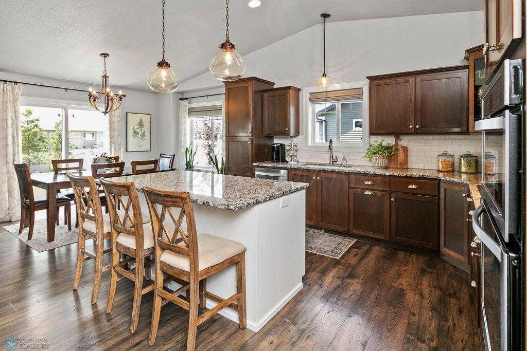 Kitchen & Dining