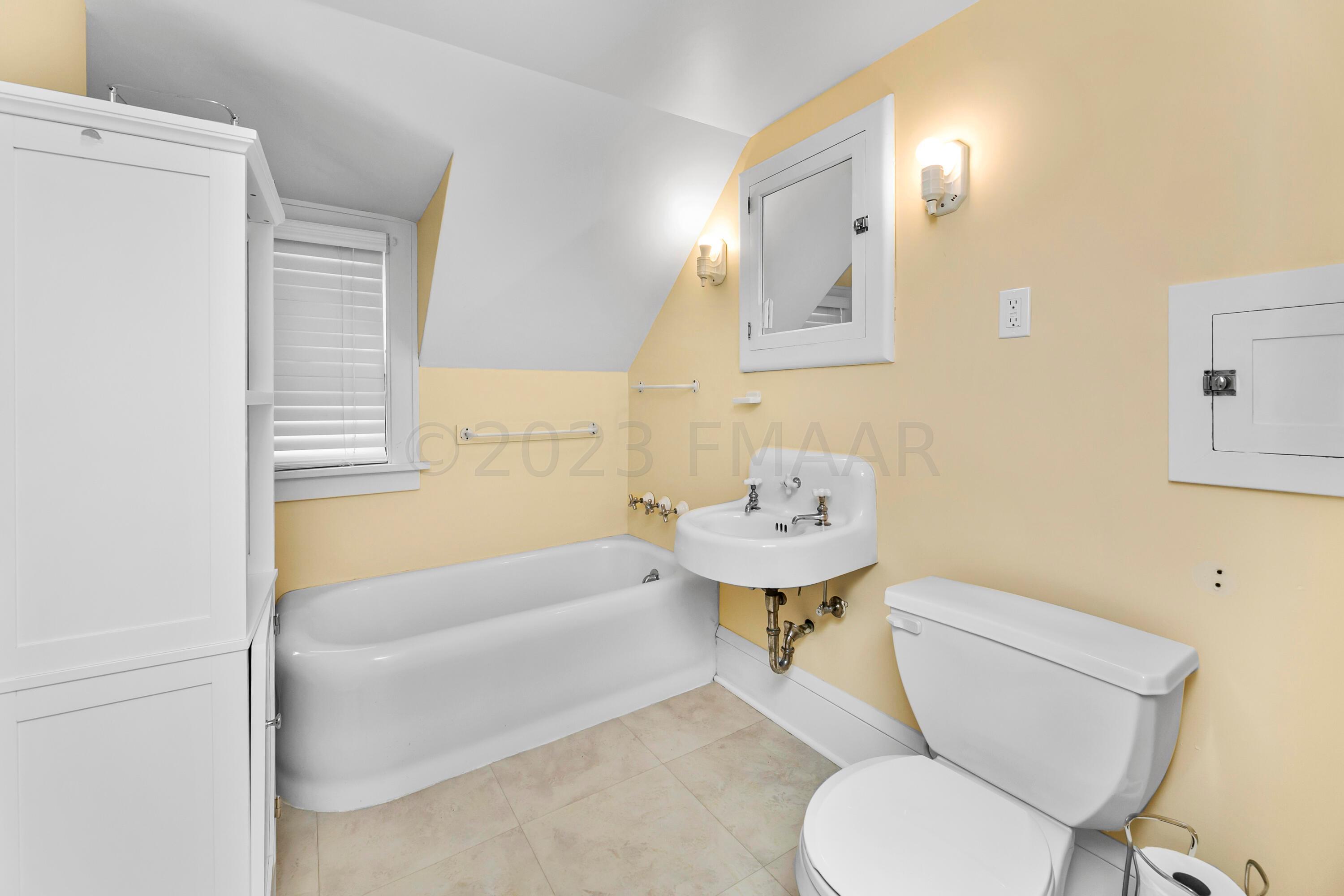 Full guest bath