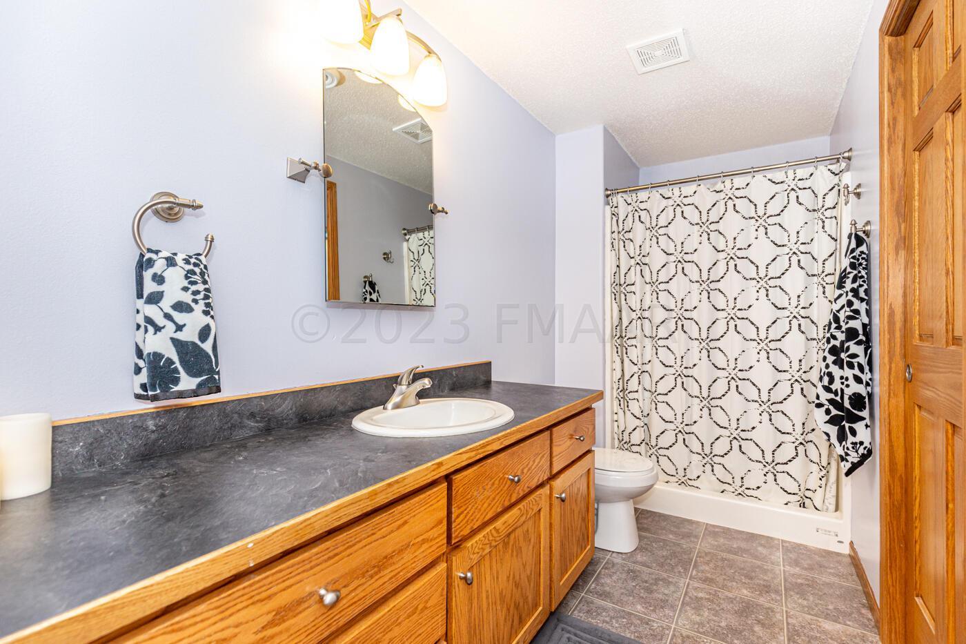 Bathroom 3/4