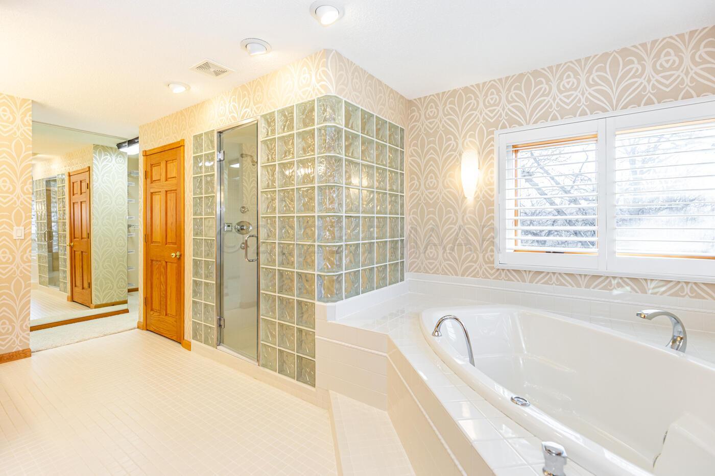 Jetted tub/steam shower