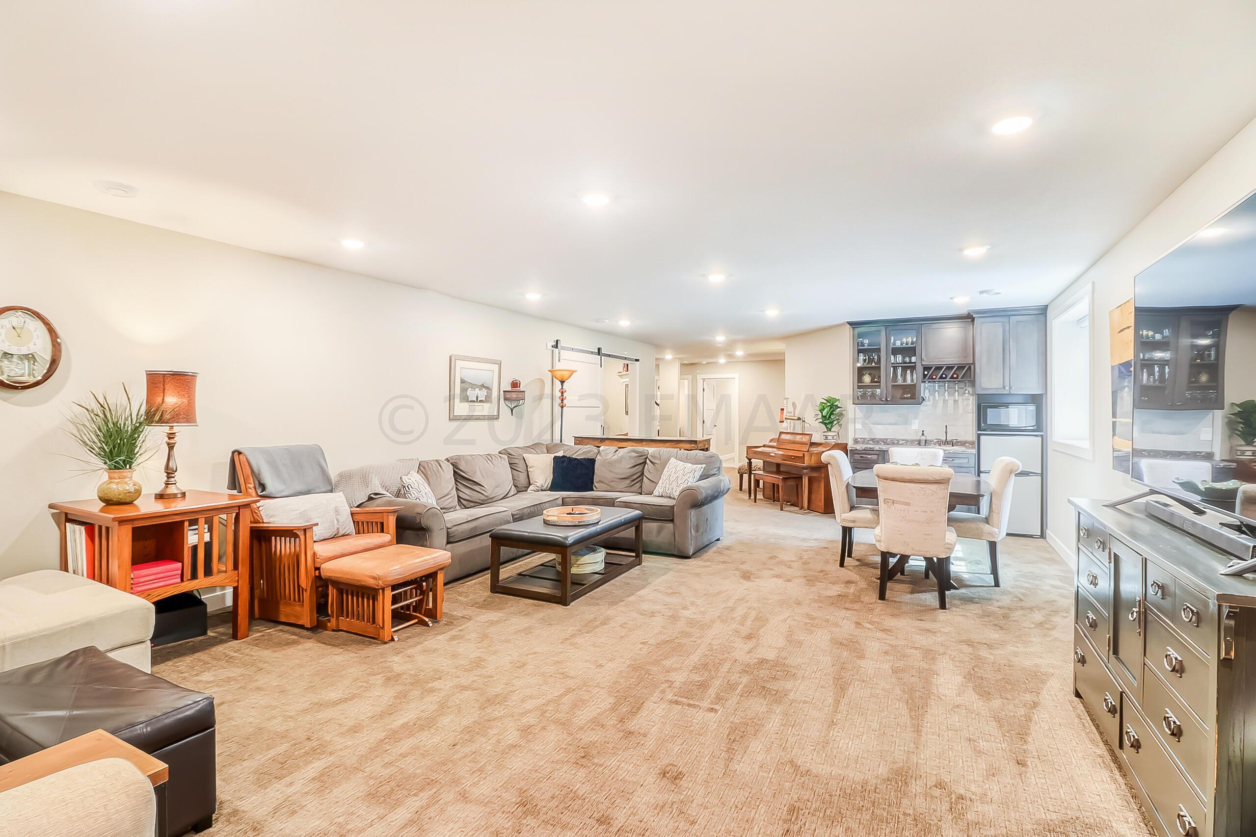 Basement Familyroom1_4
