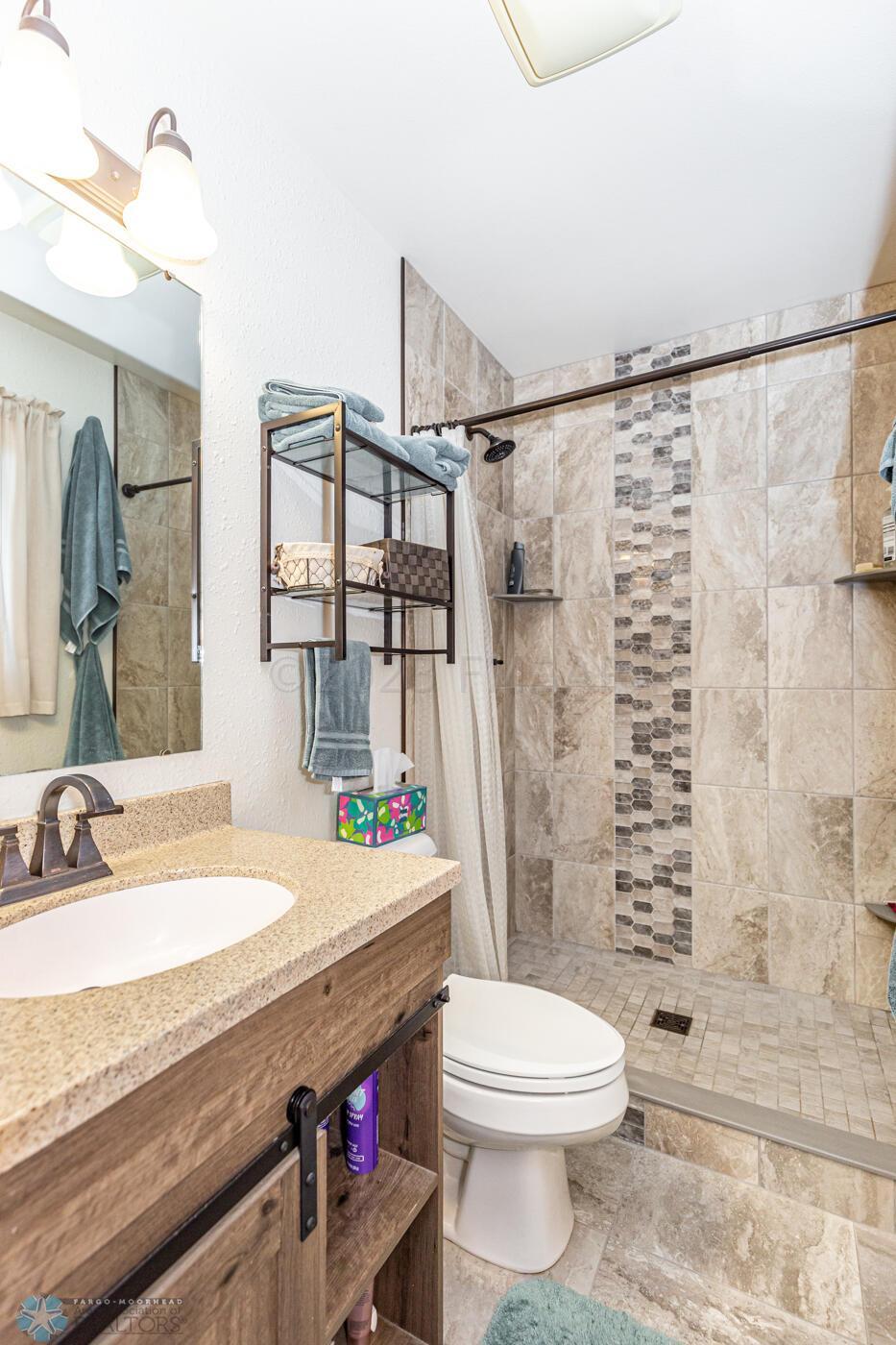 Master Bath w/ tile shower