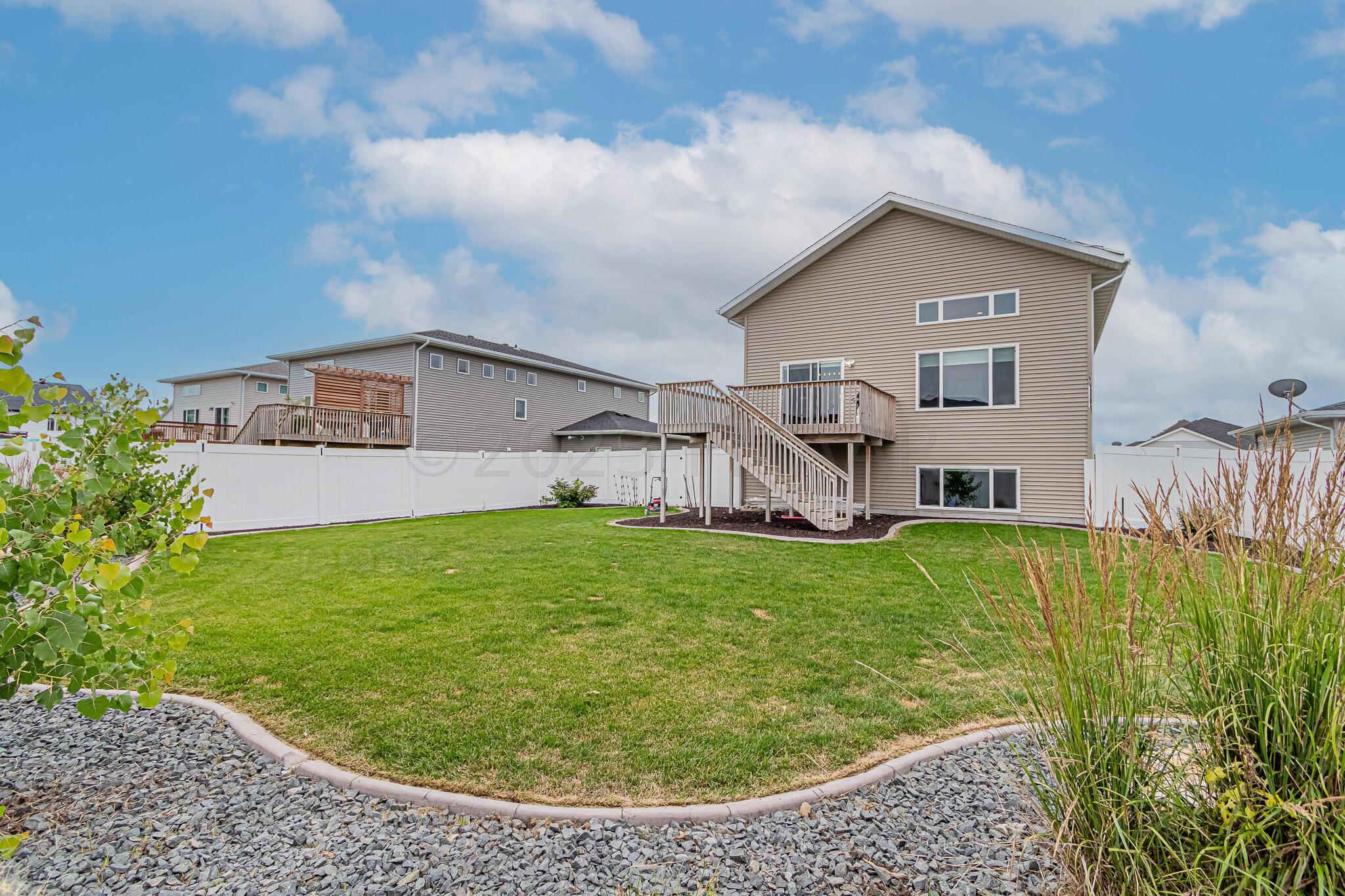 798 Albert Dr W, West Fargo, ND 58078-33