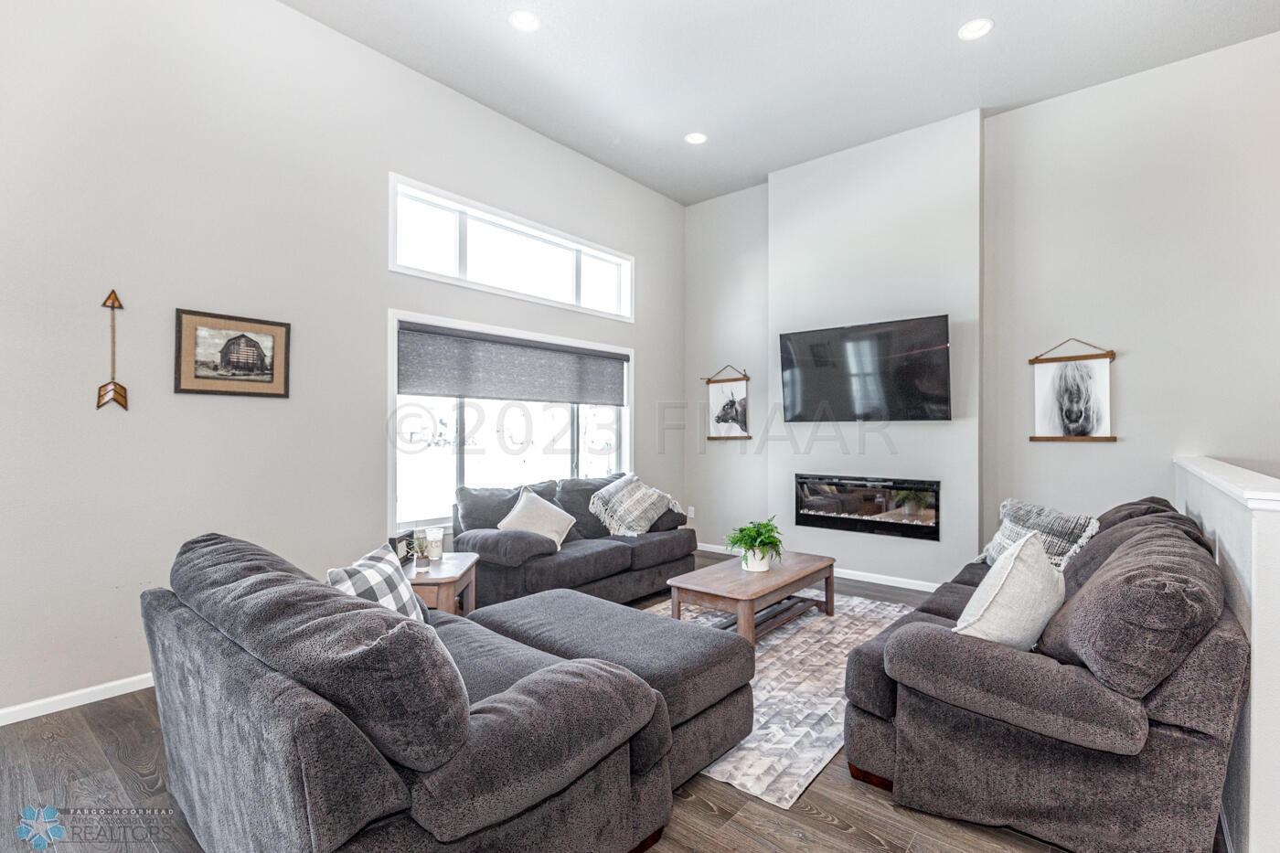 (5) Main Living
