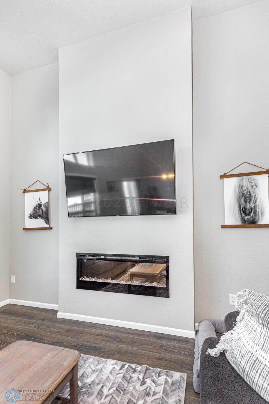 (6) Entertainment Bump Out w: Fireplace