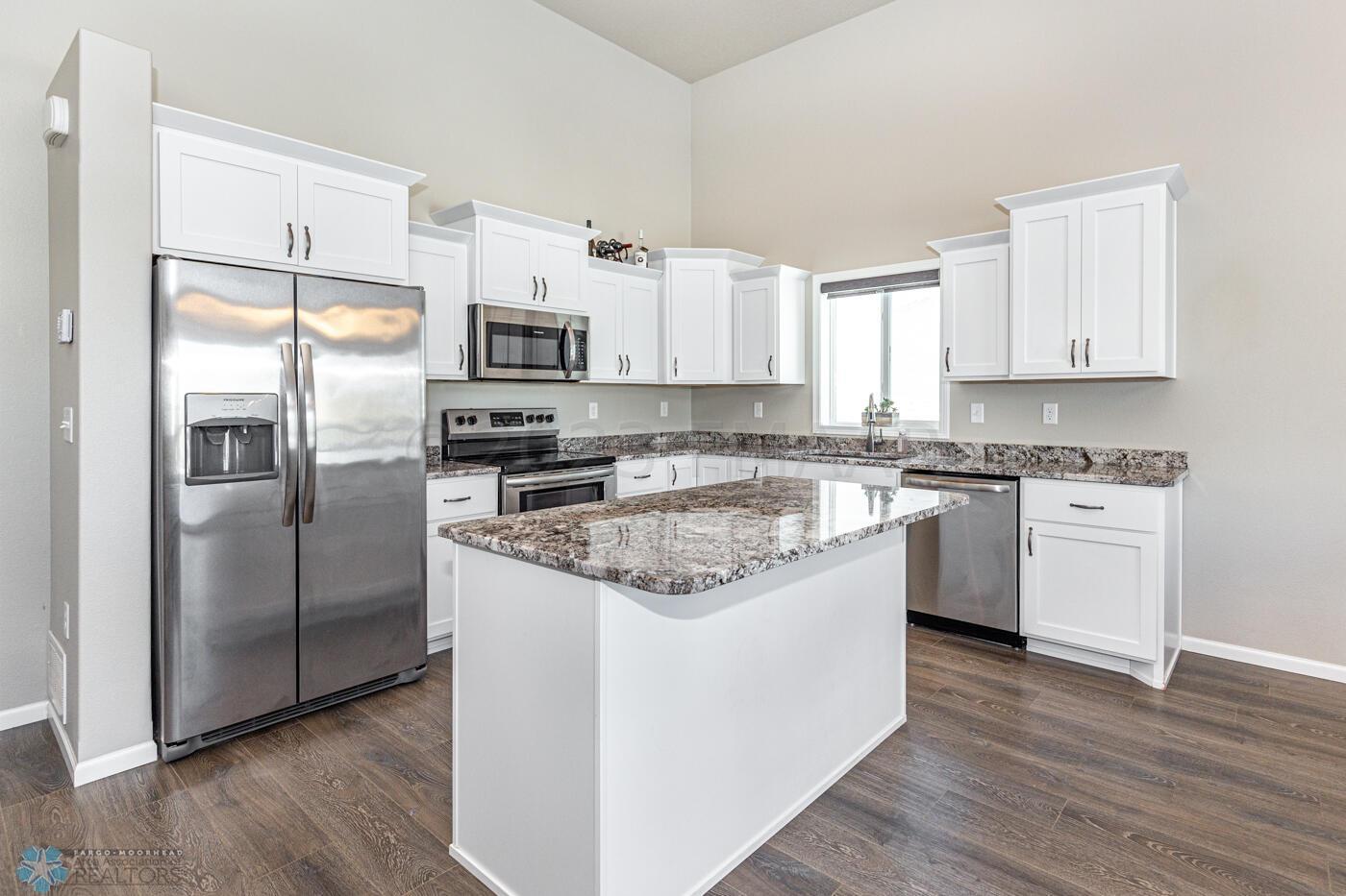 (7) Kitchen