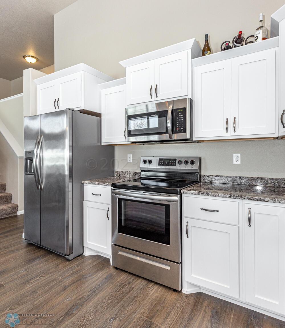 (8) Kitchen