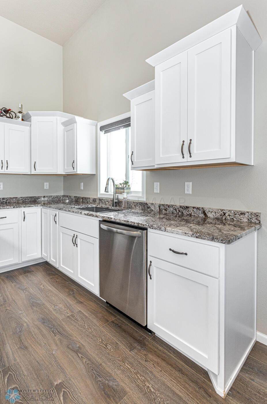 (9) Kitchen
