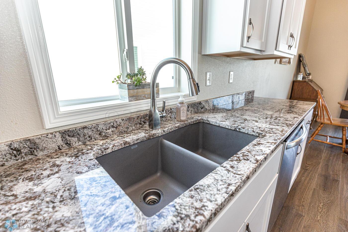 (10) Kitchen