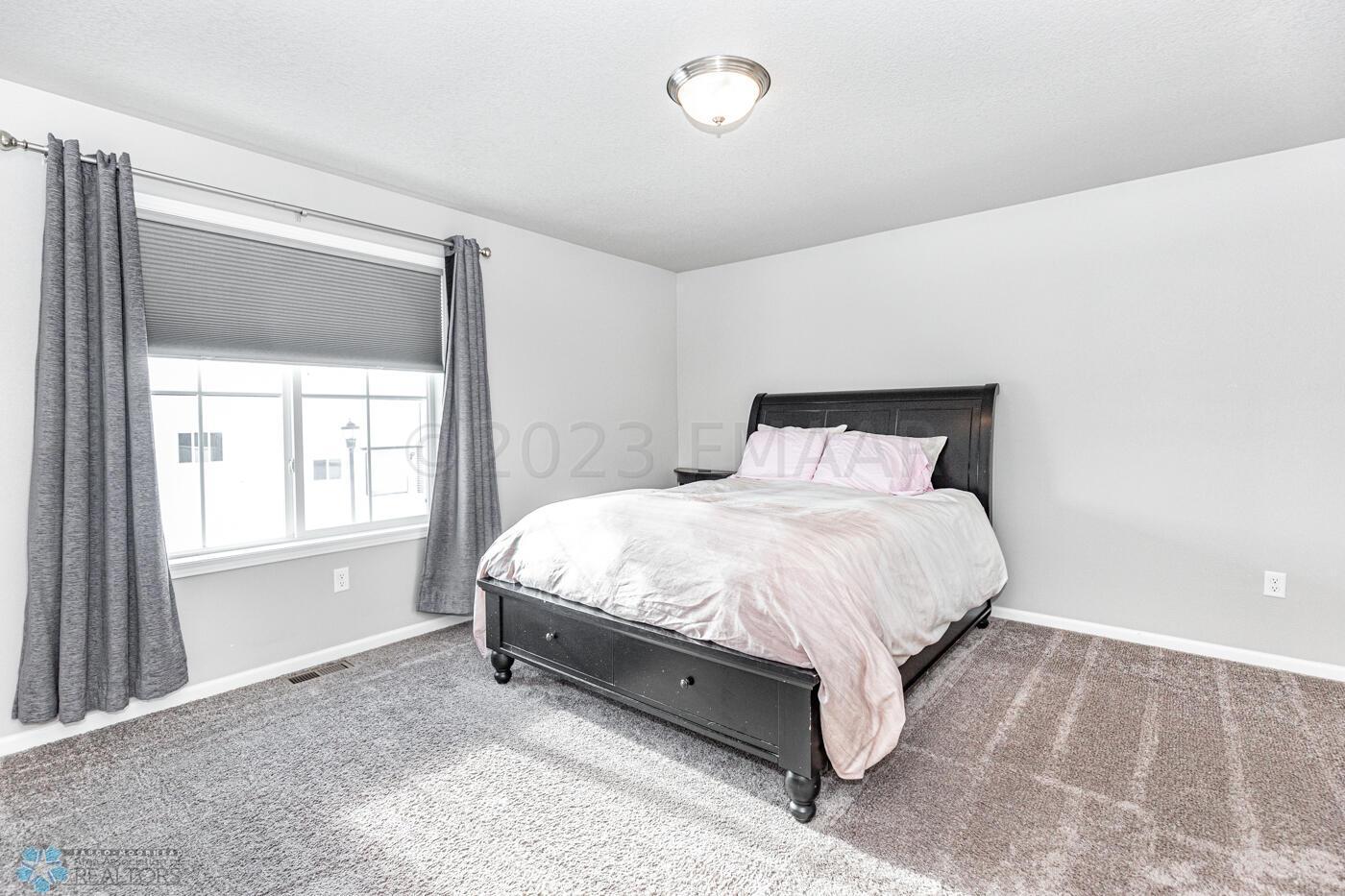 (13) Master Bed 1