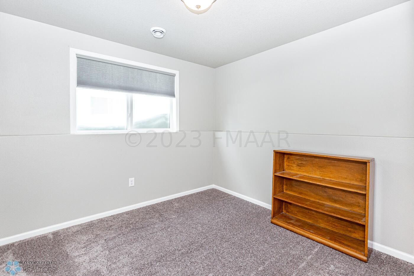 (23) Bed 3