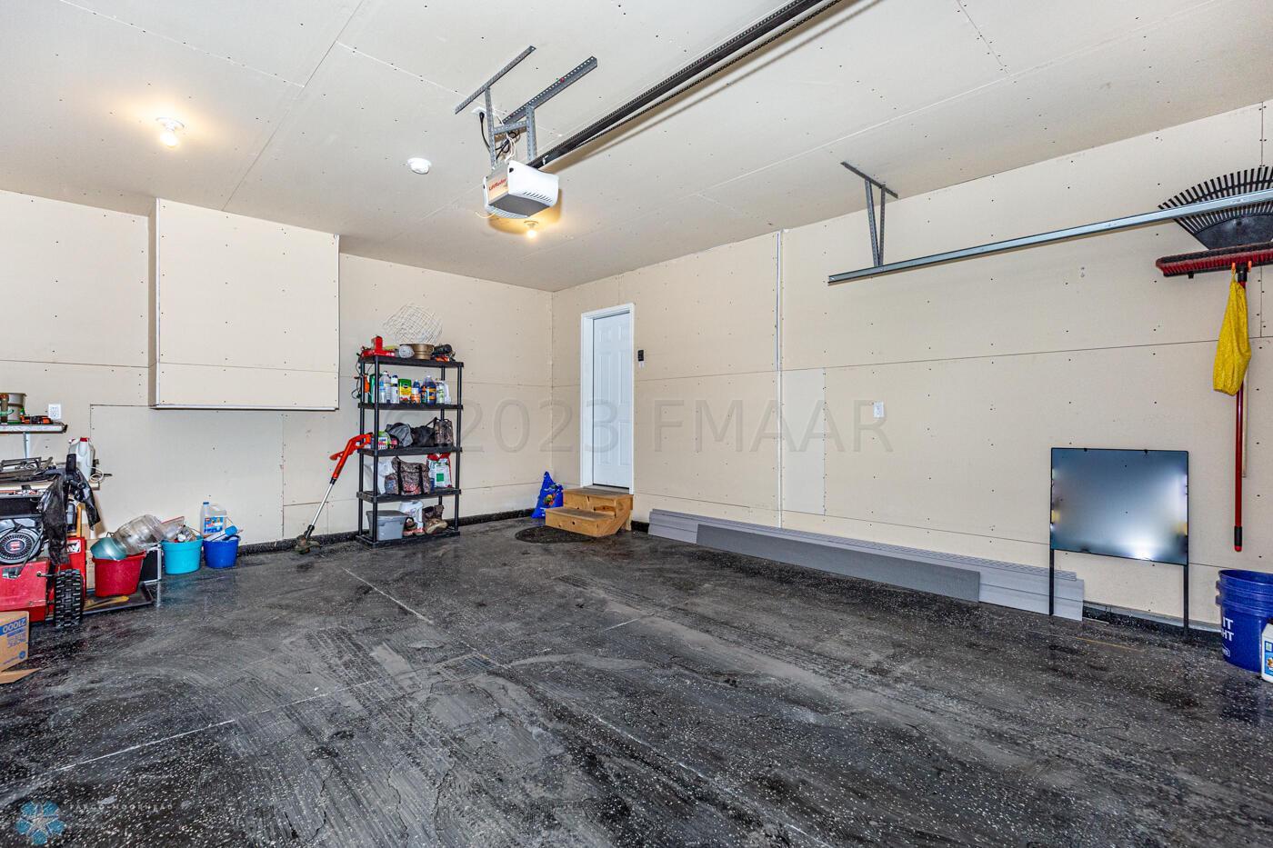 (31) Garage