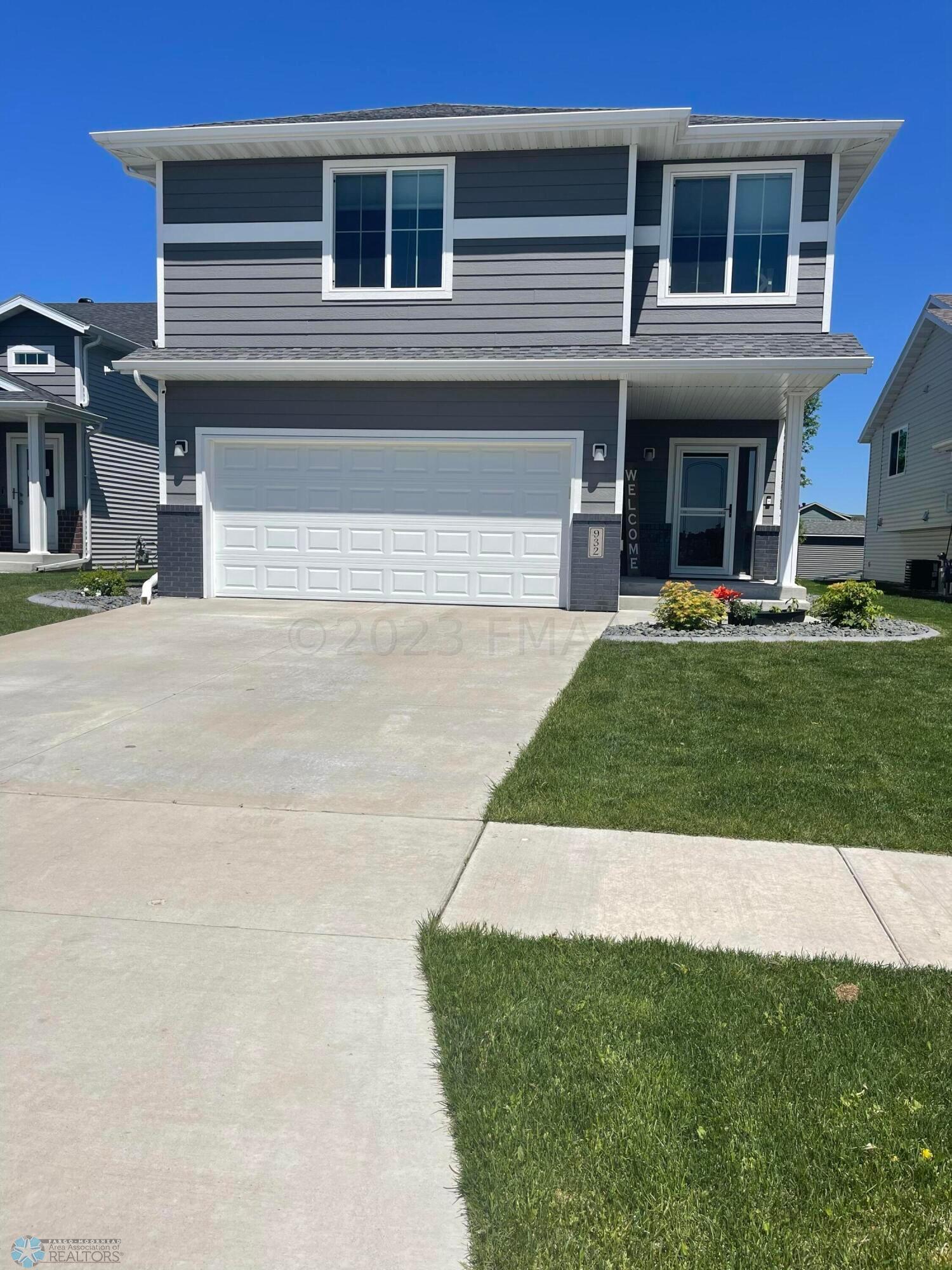 (32) Summer Front of House