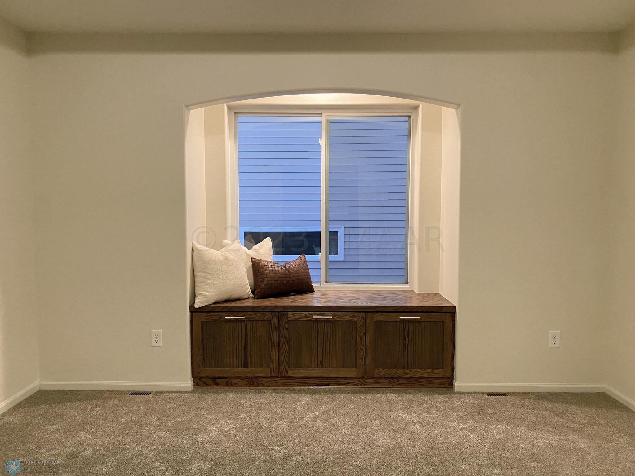WNDOW SEAT W STORAGE