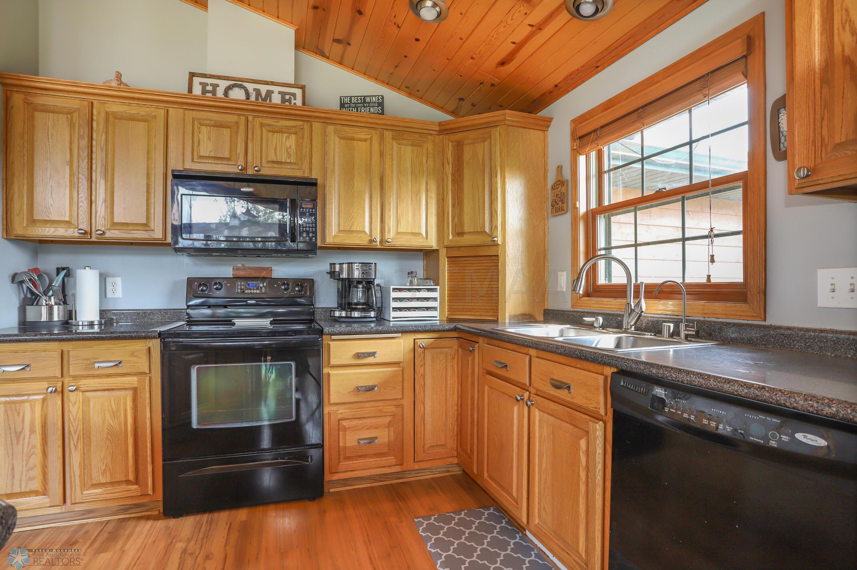 Kitchen (view 2)