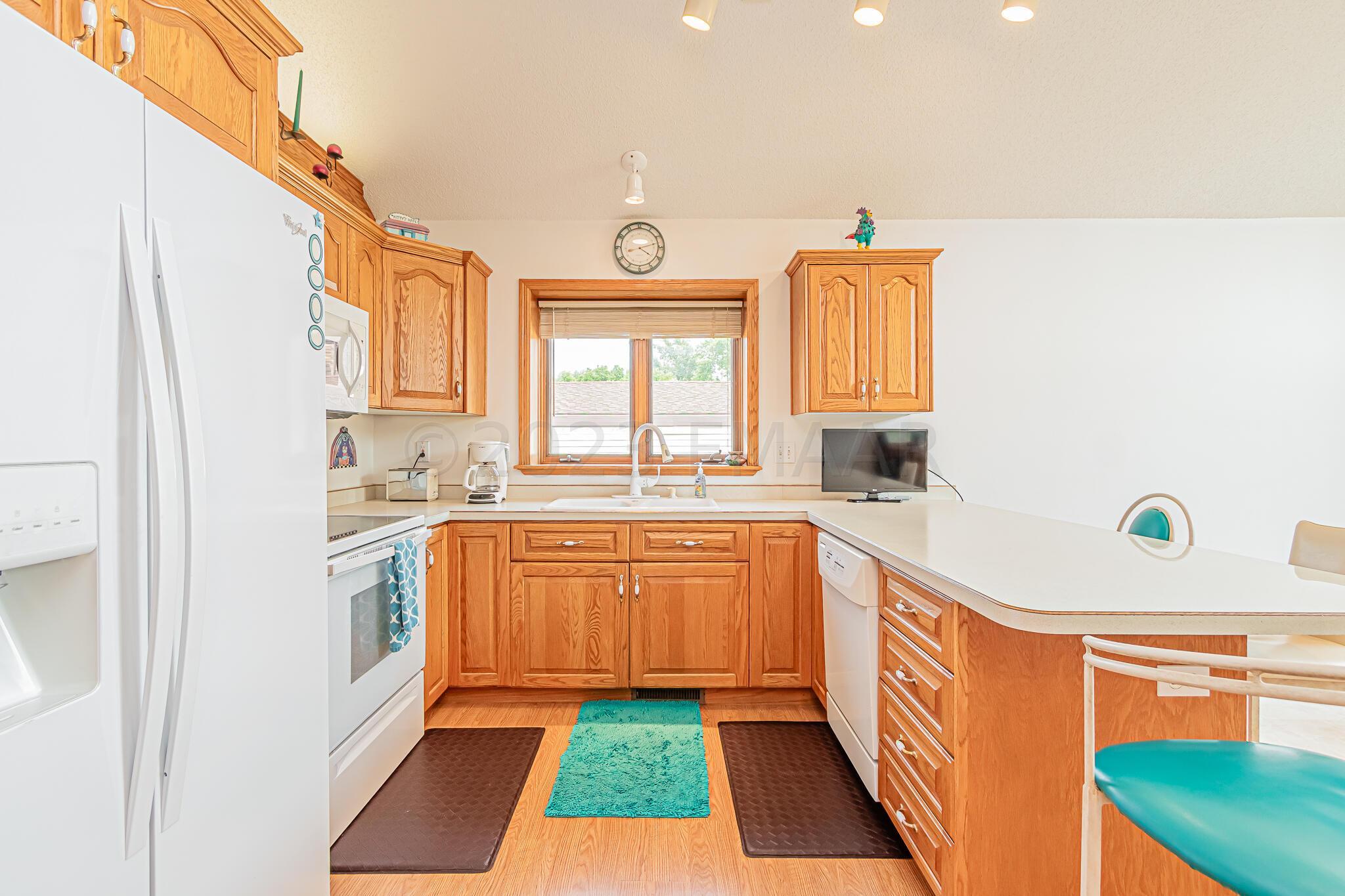 1146 Eagle Park Dr S, Fargo, ND 58104-32