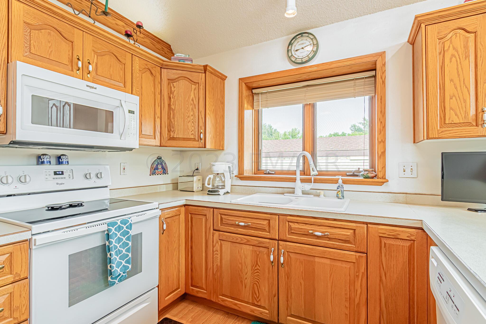 1146 Eagle Park Dr S, Fargo, ND 58104-33