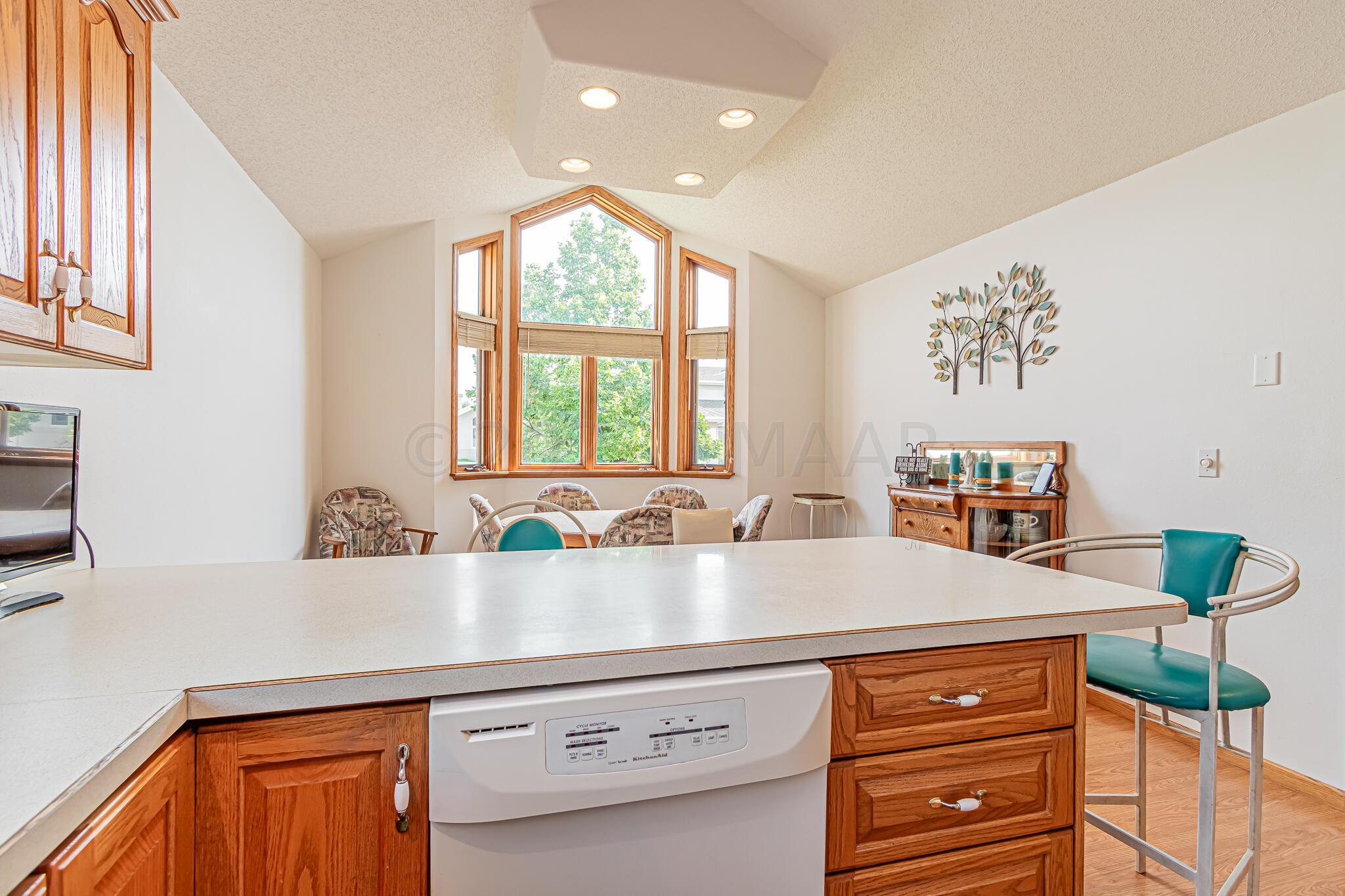 1146 Eagle Park Dr S, Fargo, ND 58104-34