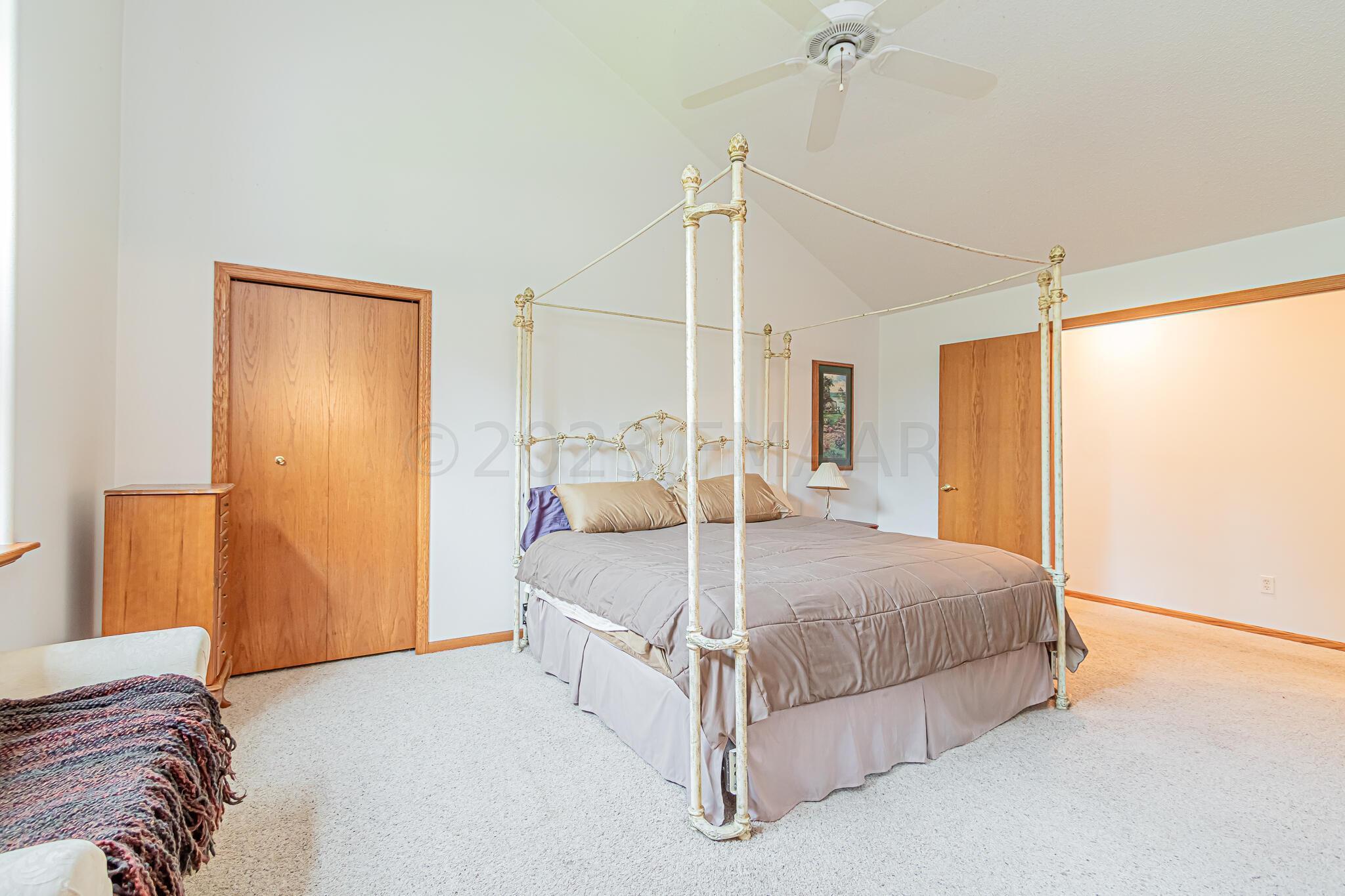 1146 Eagle Park Dr S, Fargo, ND 58104-18